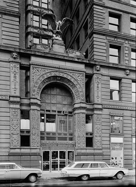 Entrance to the New York Life Building along Minnesota Street