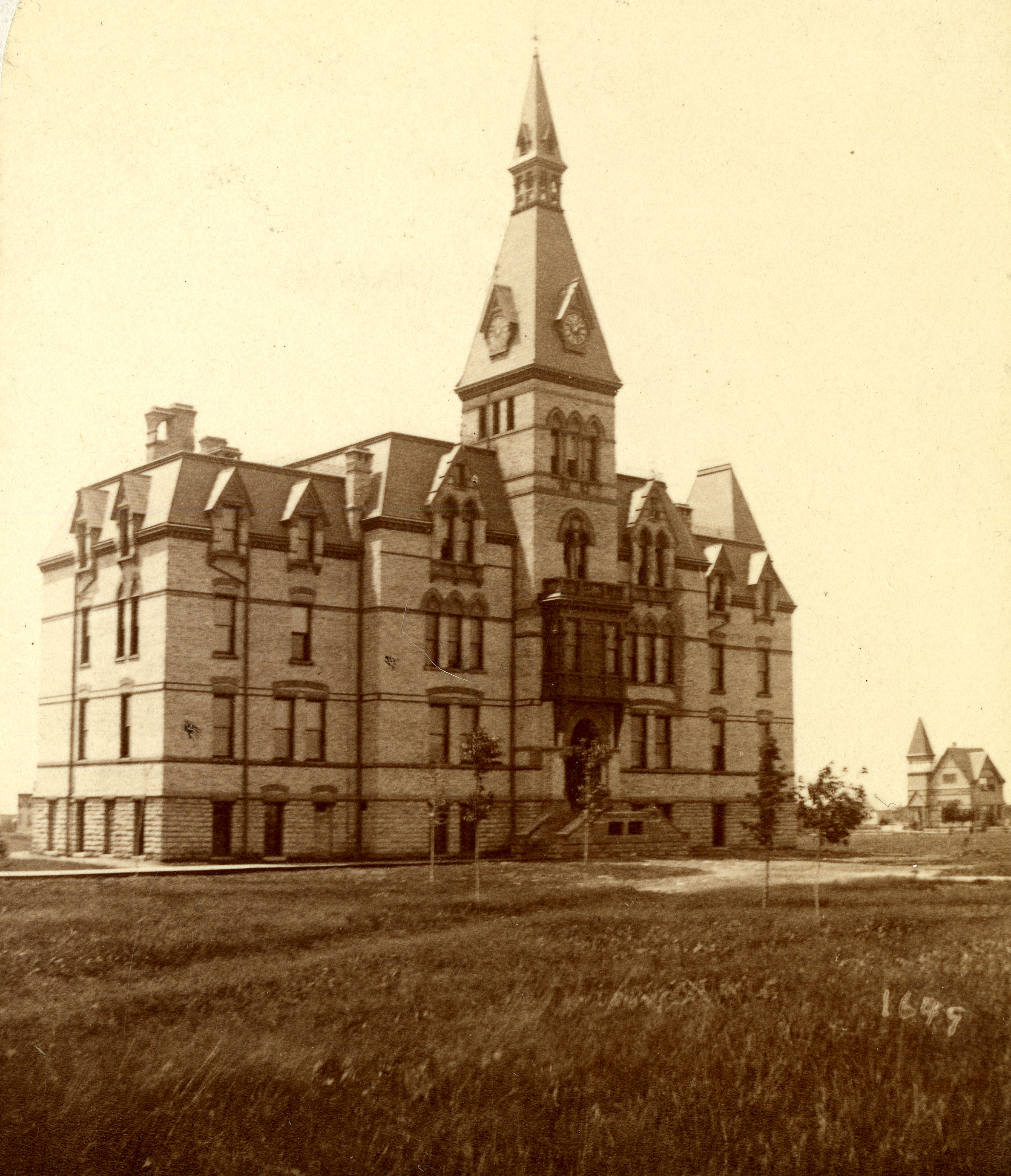 Old_Main_1885_HU_archives_no14337