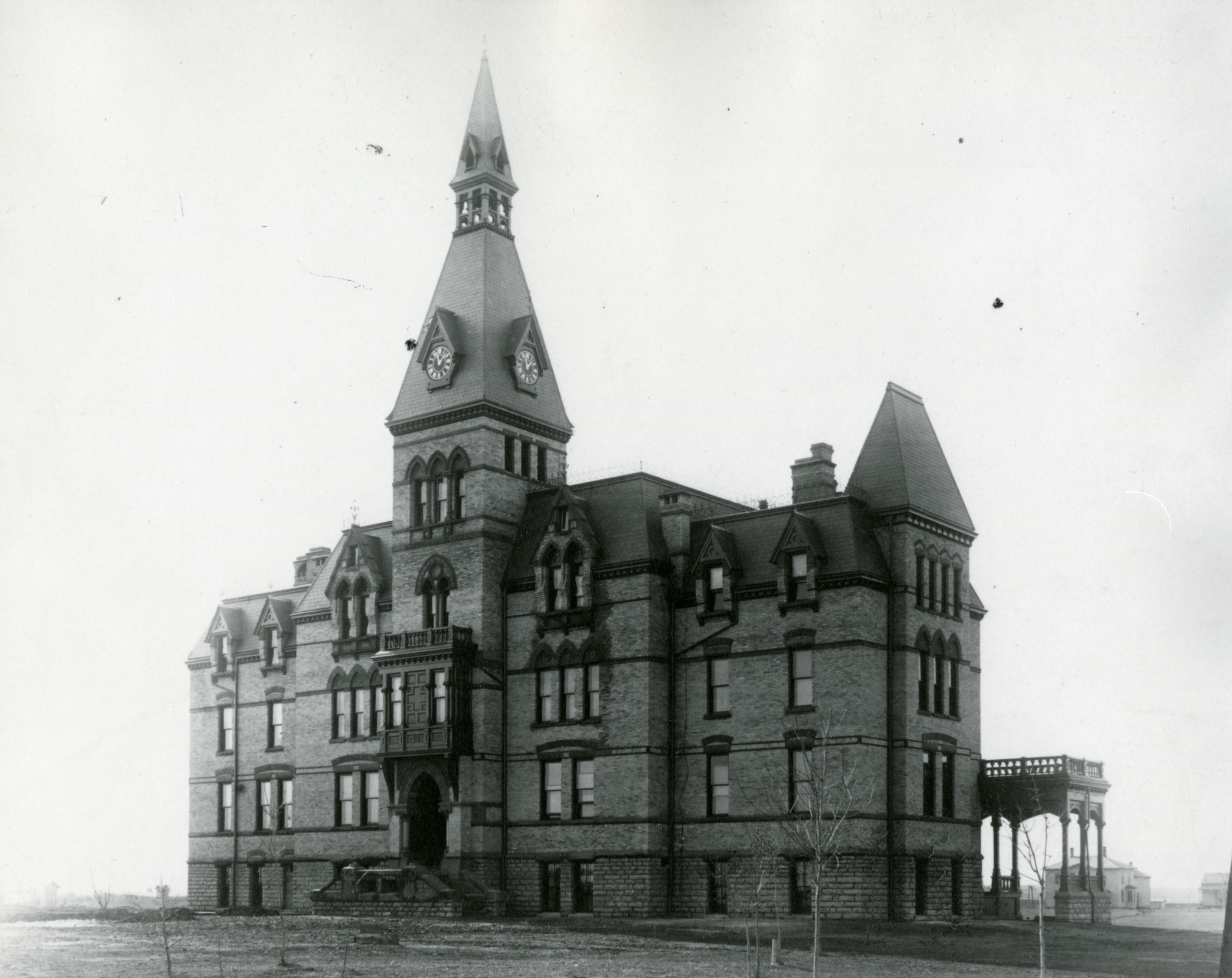 Old_Main_c1883-HU_archives_no26250