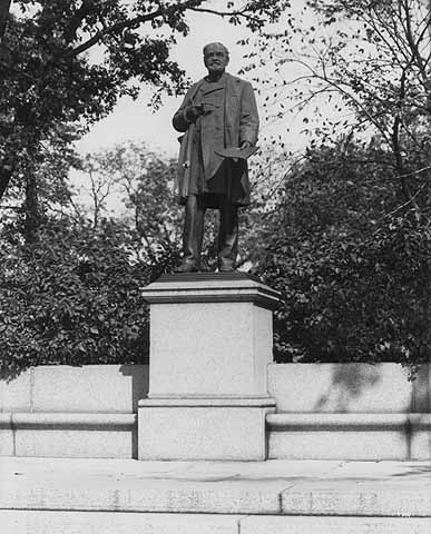 Statue of John S. Pillsbury on U of M ca 1914 (UMN)