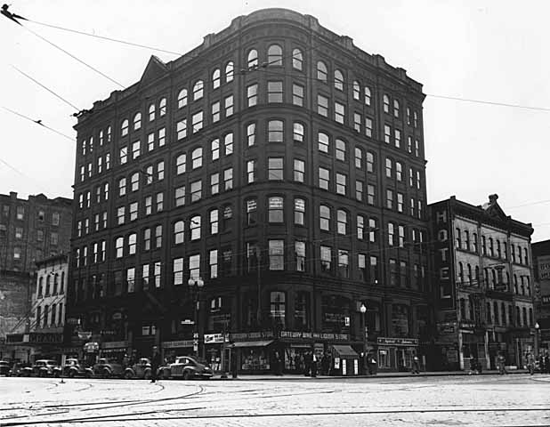 Gateway Building in Minneapolis circa 1943 (MHS)